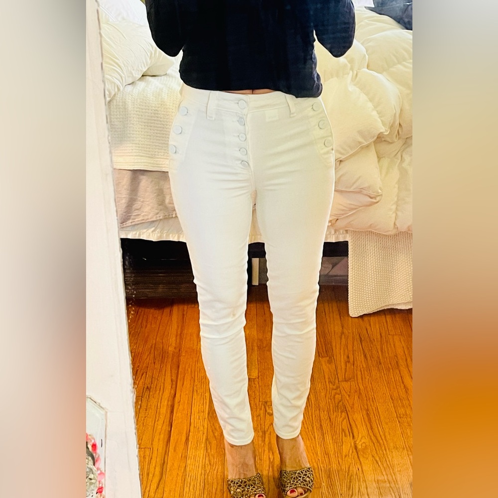 PAIGE Emmie Ankle white jean.